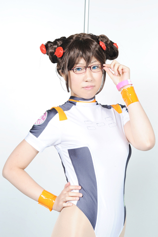 江南体育官网_胡兵惊喜空降香港儒雅造型亮相酒店揭幕